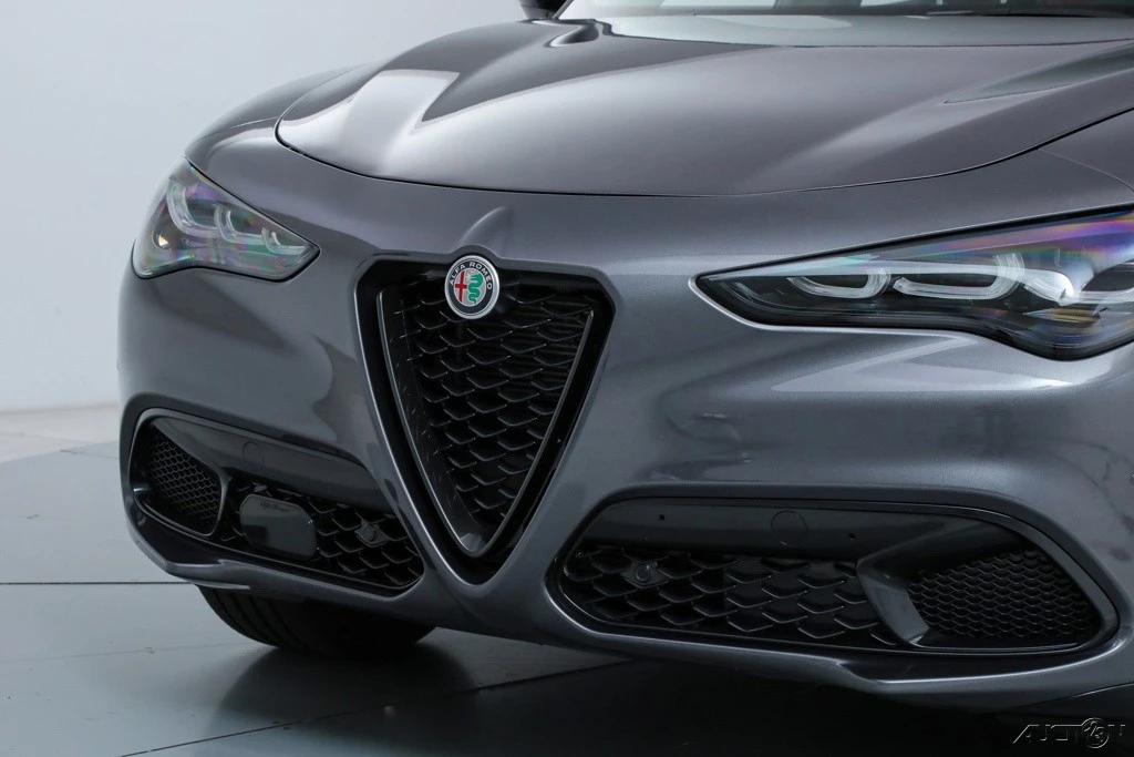 2025 Alfa Romeo Stelvio - Image 9 of 21