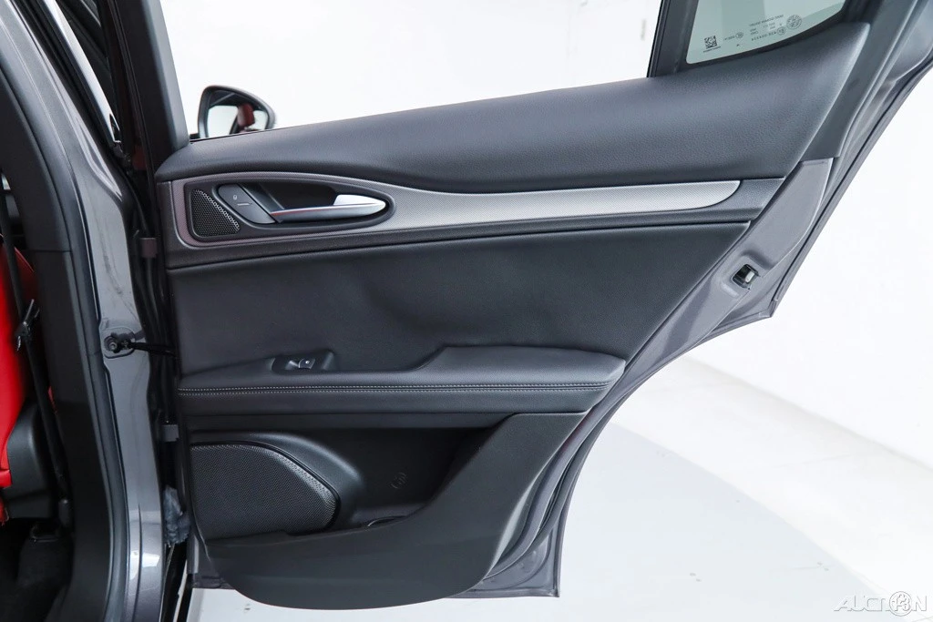 2025 Alfa Romeo Stelvio - Image 15 of 21