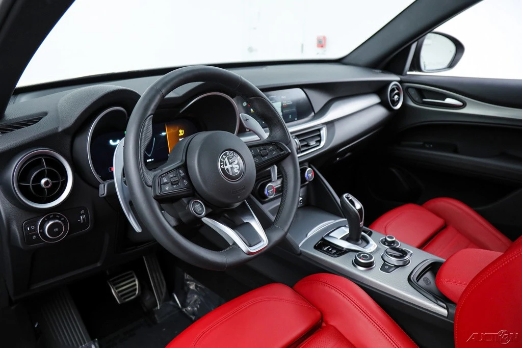 2025 Alfa Romeo Stelvio - Image 18 of 21