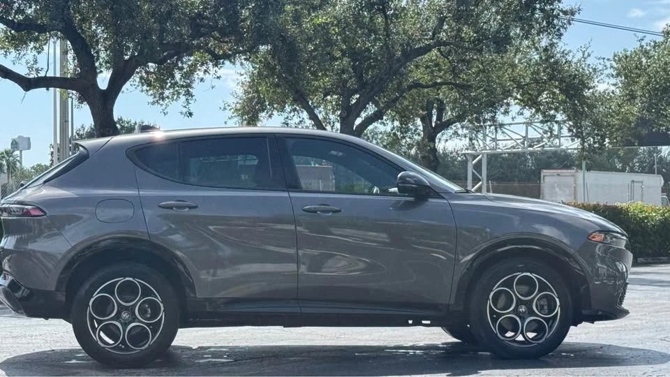 2025 Alfa Romeo Tonale - Image 2 of 20