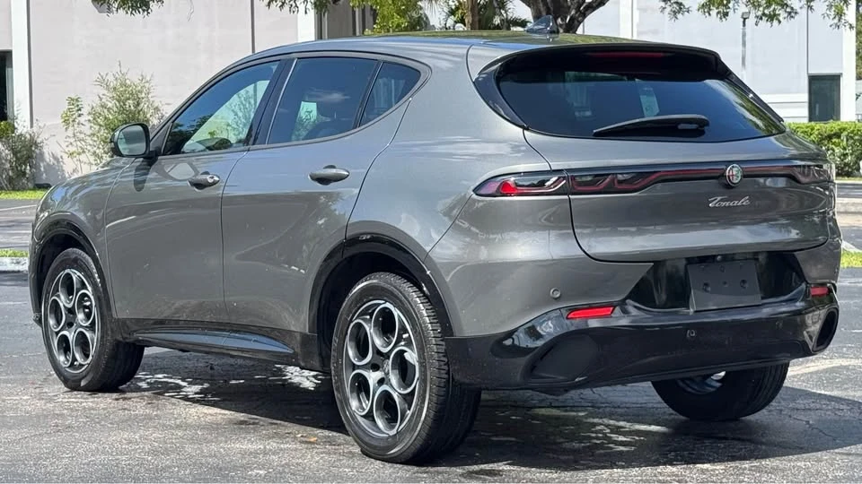 2025 Alfa Romeo Tonale - Image 8 of 20