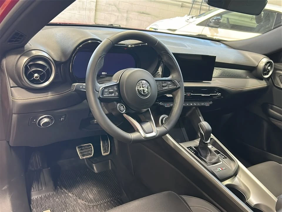 2025 Alfa Romeo Tonale - Image 11 of 20