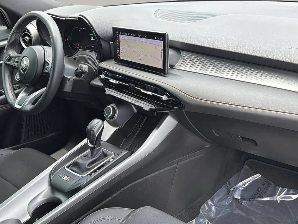 2025 Alfa Romeo Tonale - Image 7 of 10