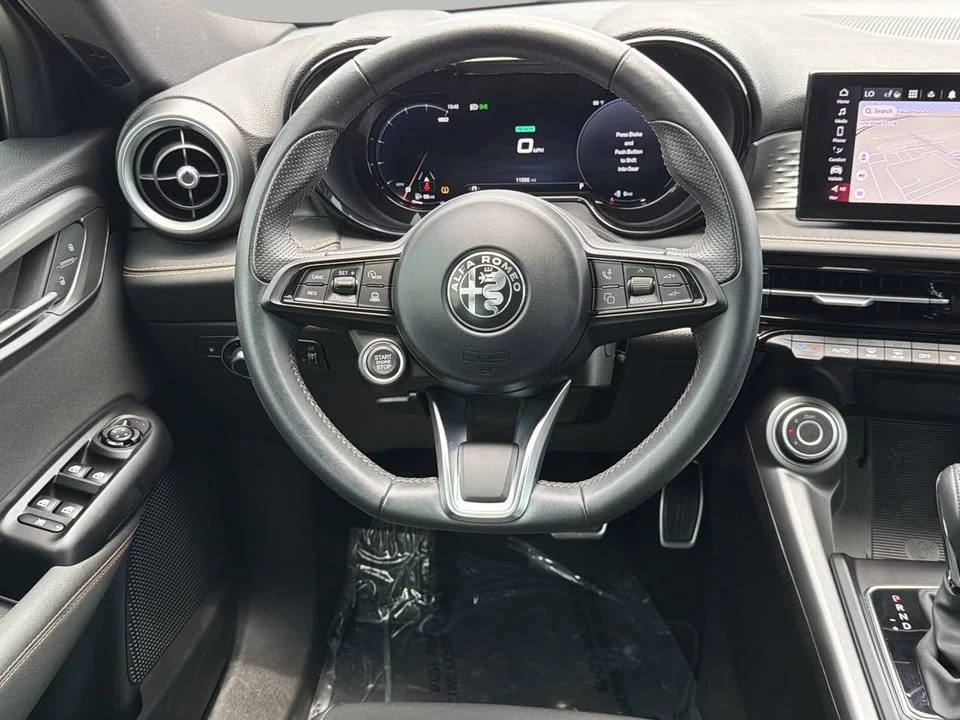 2025 Alfa Romeo Tonale - Image 9 of 10