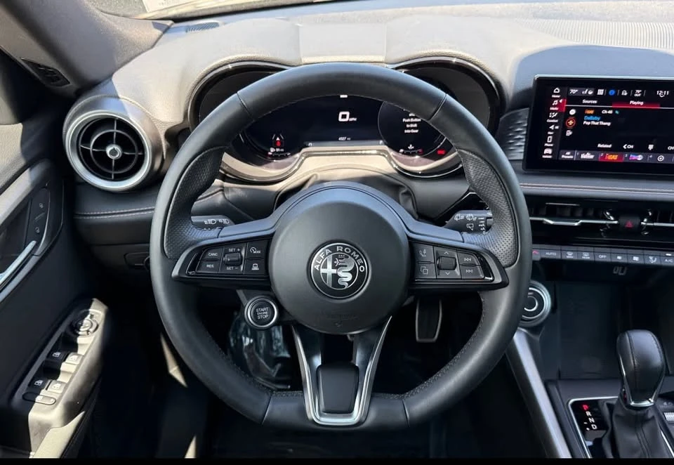 2025 Alfa Romeo Tonale - Image 17 of 20