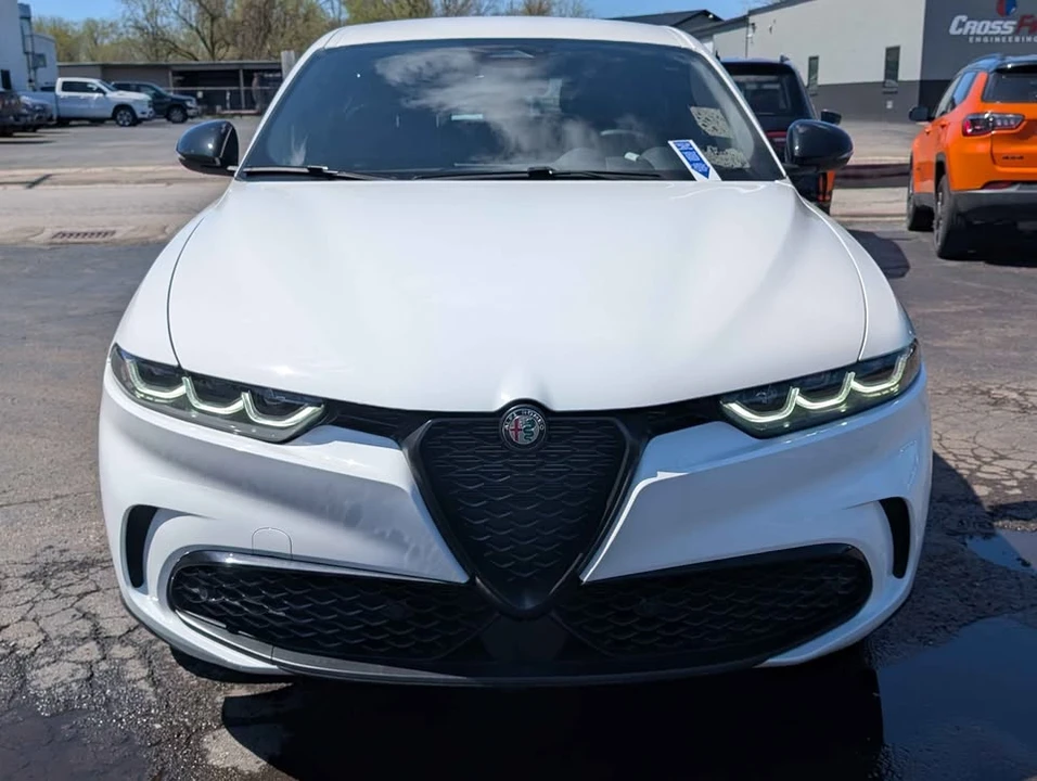 2025 Alfa Romeo Tonale - Image 8 of 13