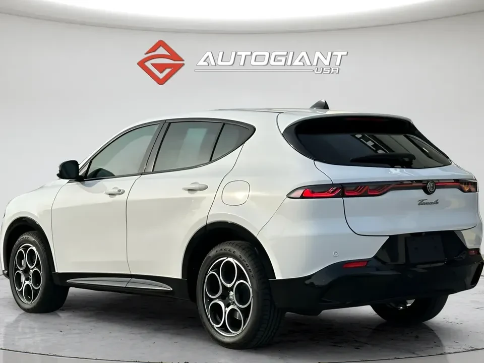 2025 Alfa Romeo Tonale - Image 8 of 20
