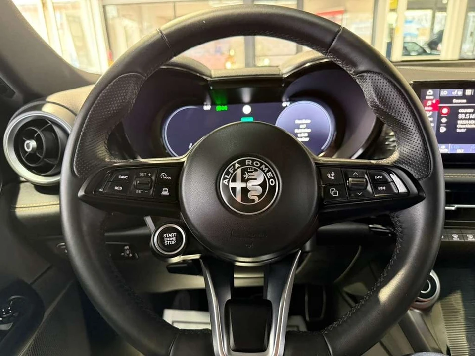 2025 Alfa Romeo Tonale - Image 10 of 21