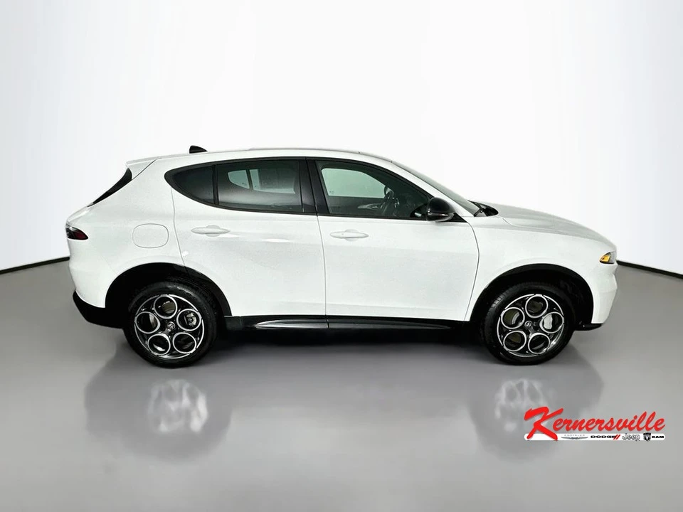 2025 Alfa Romeo Tonale - Image 8 of 24