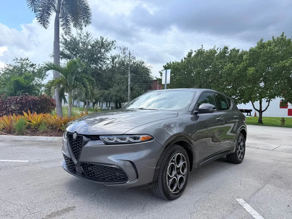 2025 Alfa Romeo Tonale - Image 2 of 18