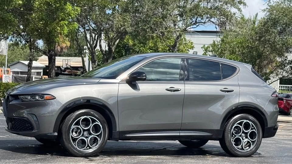 2025 Alfa Romeo Tonale - Image 2 of 20