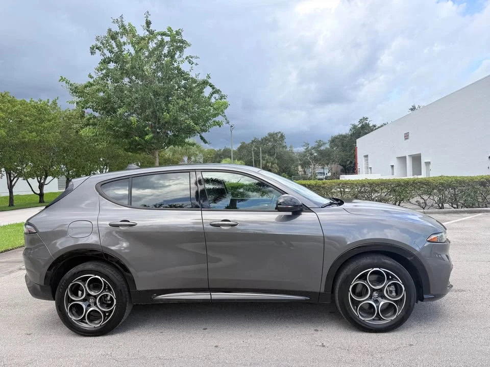2025 Alfa Romeo Tonale - Image 2 of 16