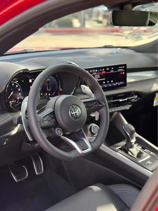 2025 Alfa Romeo Tonale - Image 2 of 10