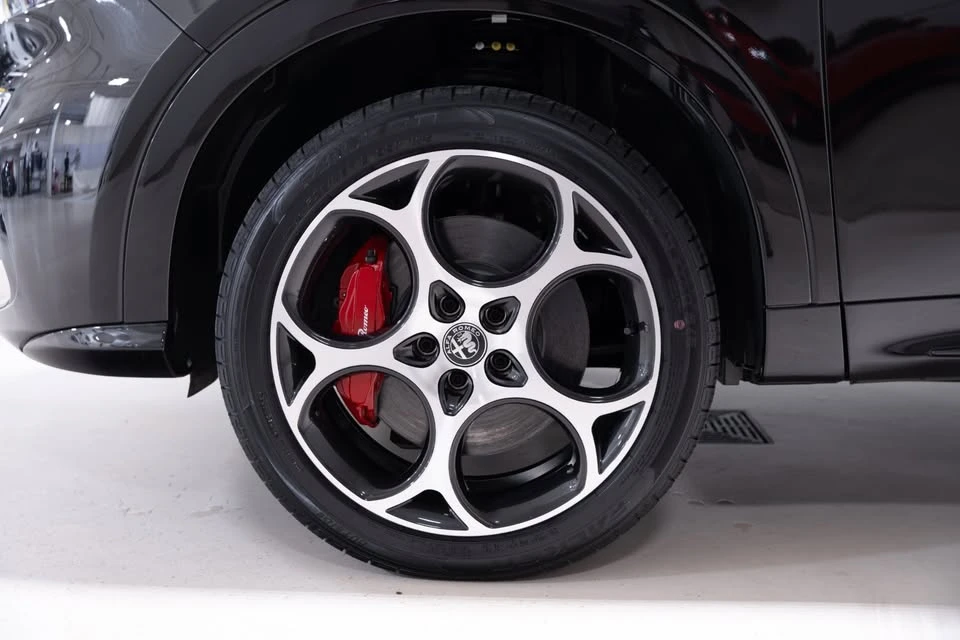 2025 Alfa Romeo Tonale - Image 9 of 13