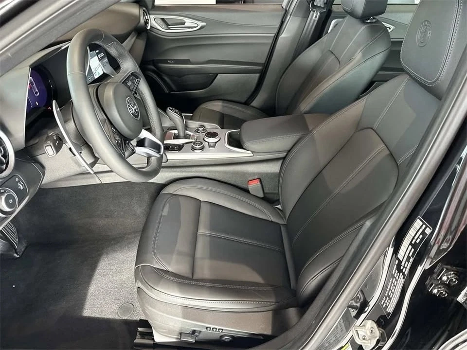 2025 Alfa Romeo Giulia - Image 12 of 18