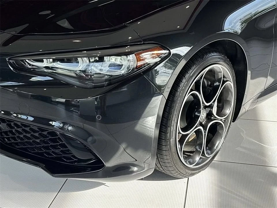 2025 Alfa Romeo Giulia - Image 5 of 18