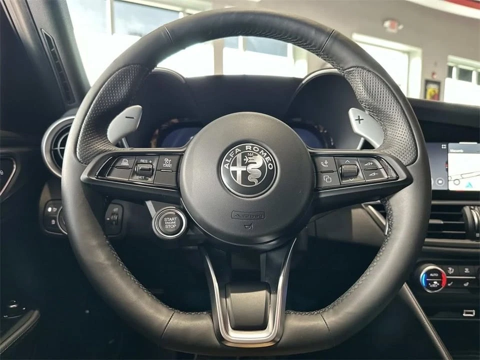 2025 Alfa Romeo Giulia - Image 13 of 18