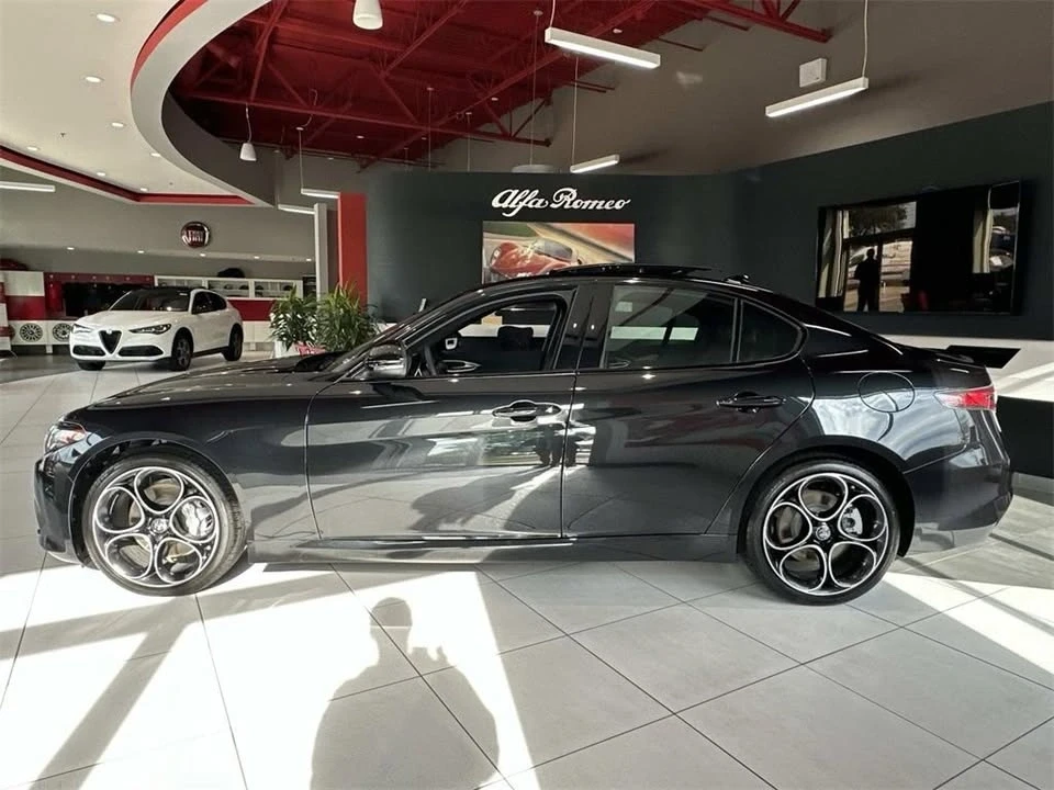 2025 Alfa Romeo Giulia - Image 4 of 18