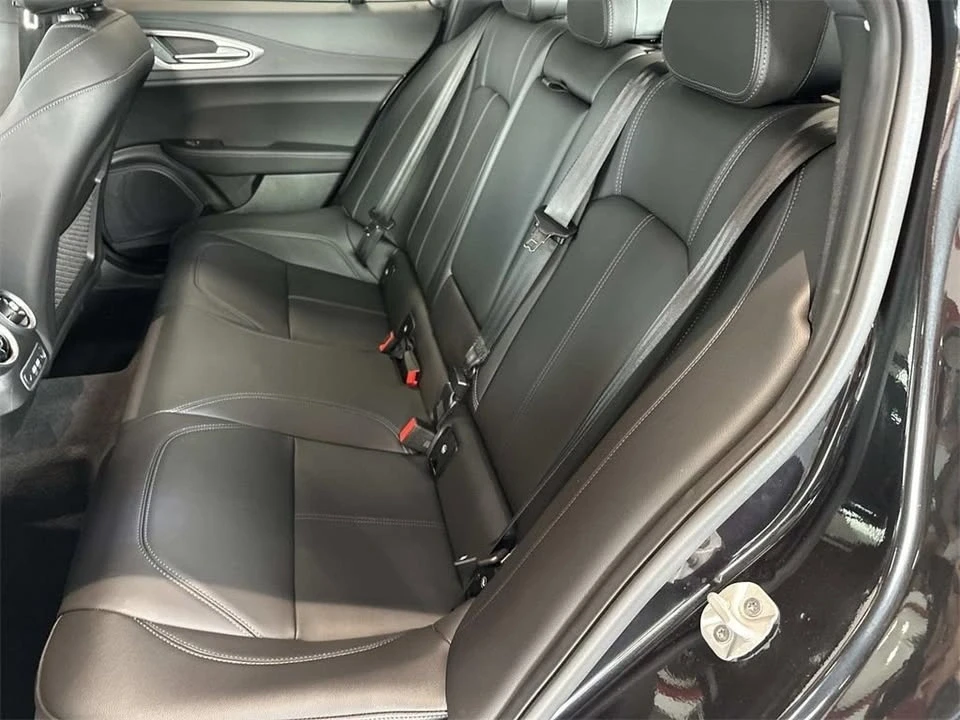 2025 Alfa Romeo Giulia - Image 7 of 18