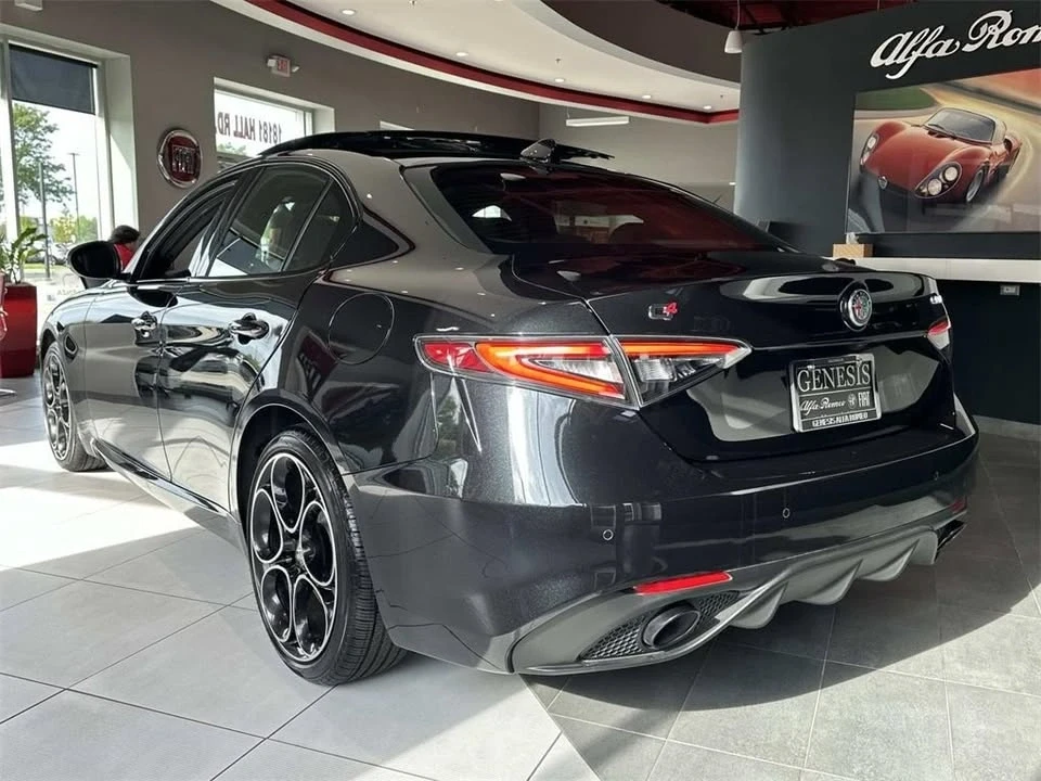 2025 Alfa Romeo Giulia - Image 3 of 18