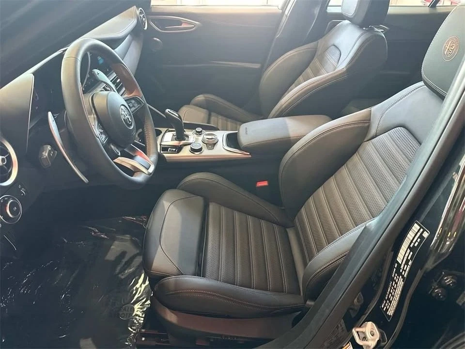 2025 Alfa Romeo Giulia - Image 14 of 19