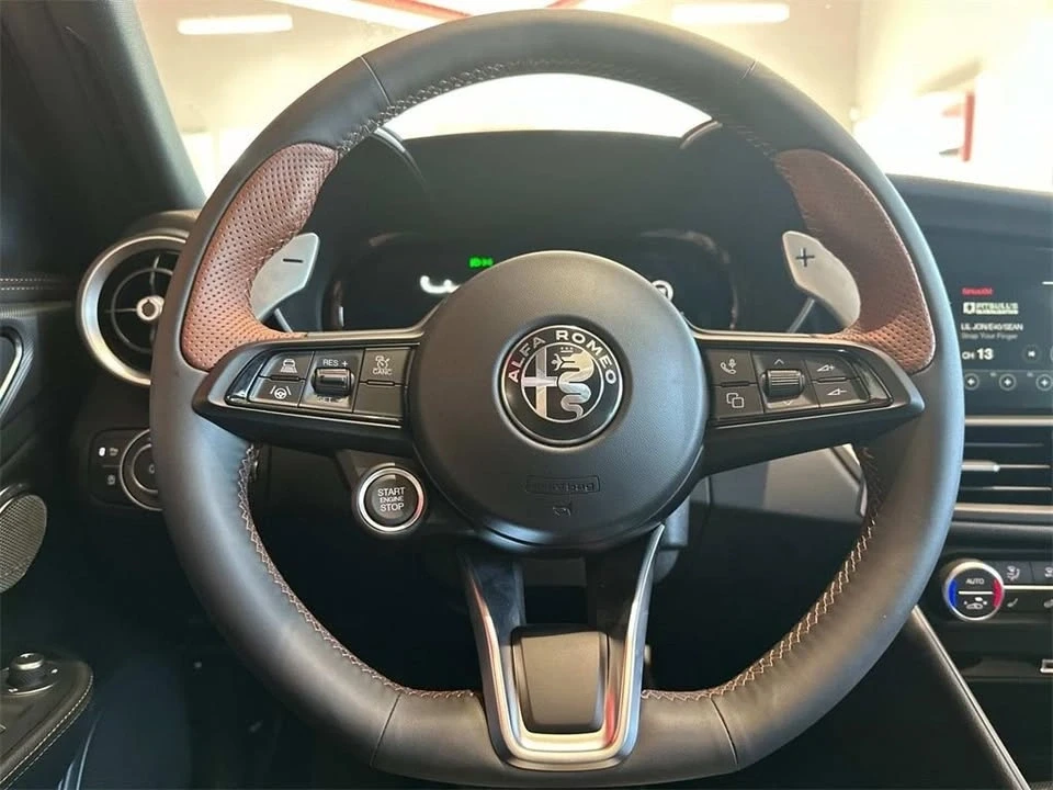 2025 Alfa Romeo Giulia - Image 15 of 19