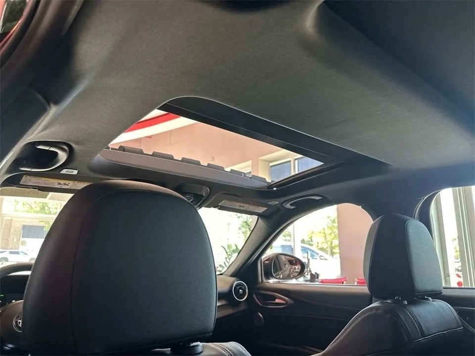 2025 Alfa Romeo Giulia - Image 11 of 19