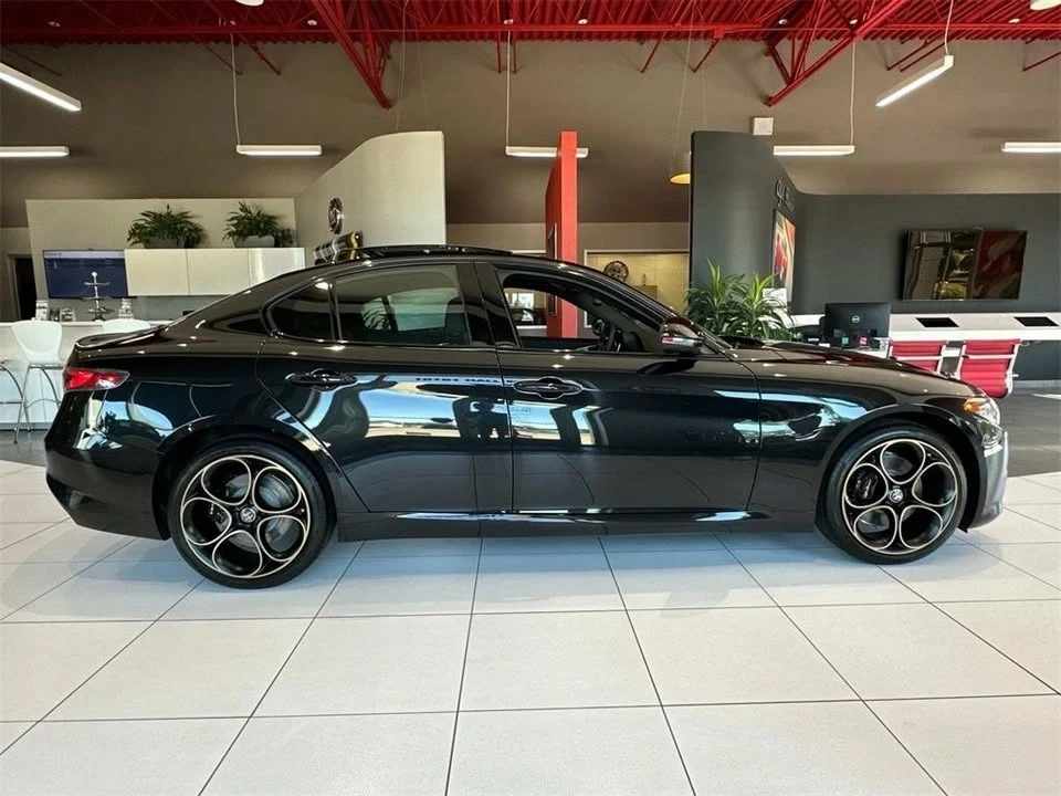 2025 Alfa Romeo Giulia - Image 4 of 19