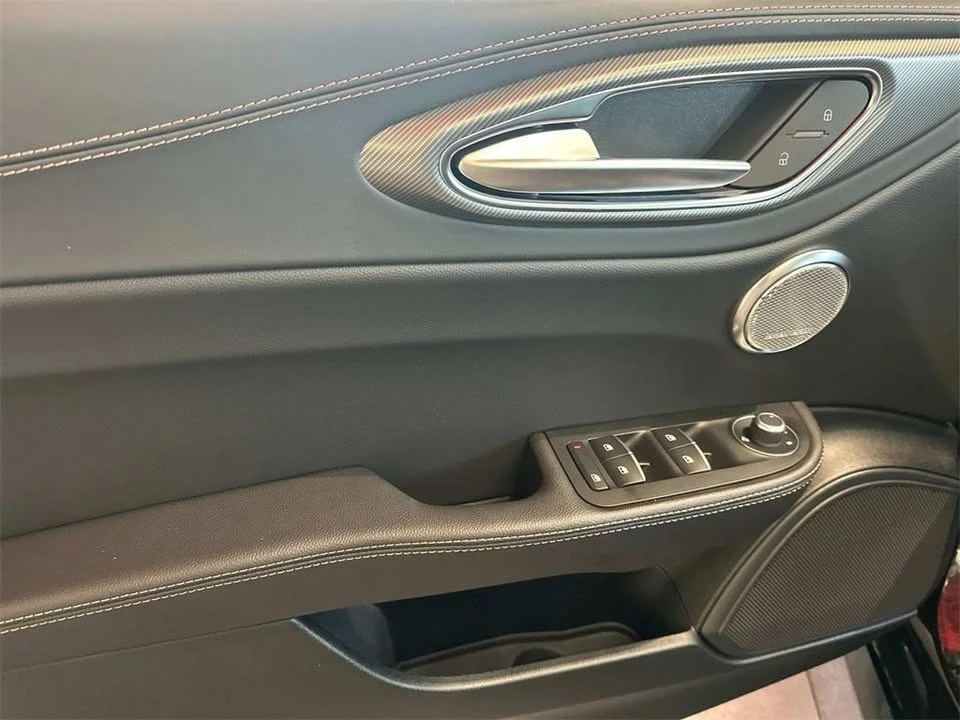 2025 Alfa Romeo Giulia - Image 13 of 19