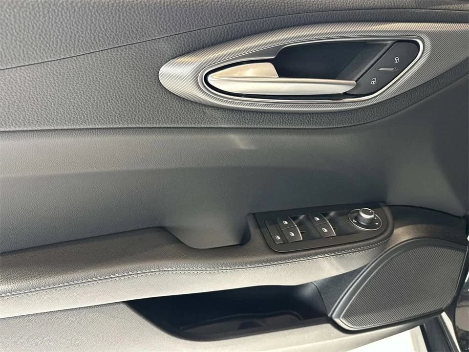 2025 Alfa Romeo Giulia - Image 9 of 18