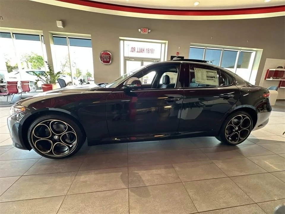 2025 Alfa Romeo Giulia - Image 3 of 19
