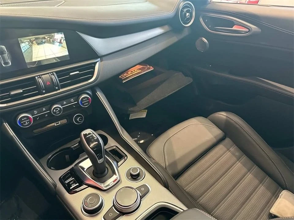 2025 Alfa Romeo Giulia - Image 18 of 19