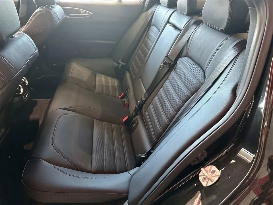 2025 Alfa Romeo Giulia - Image 10 of 19
