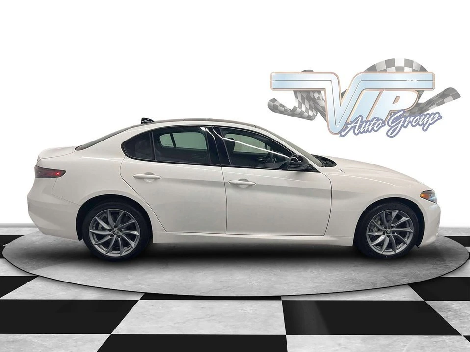 2025 Alfa Romeo Giulia - Image 4 of 10