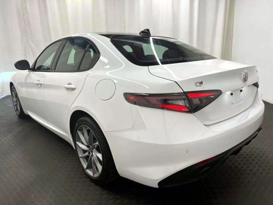 2025 Alfa Romeo Giulia - Image 7 of 10