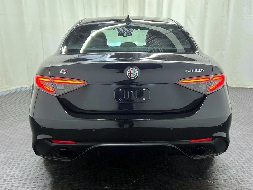 2025 Alfa Romeo Giulia - Image 7 of 10