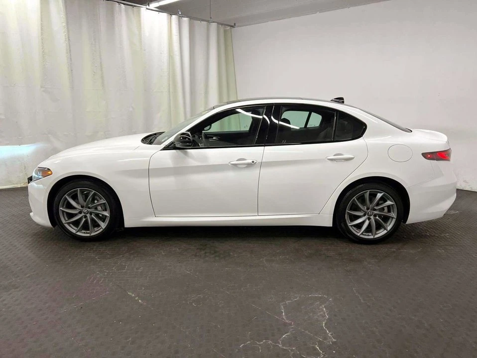 2025 Alfa Romeo Giulia - Image 7 of 9