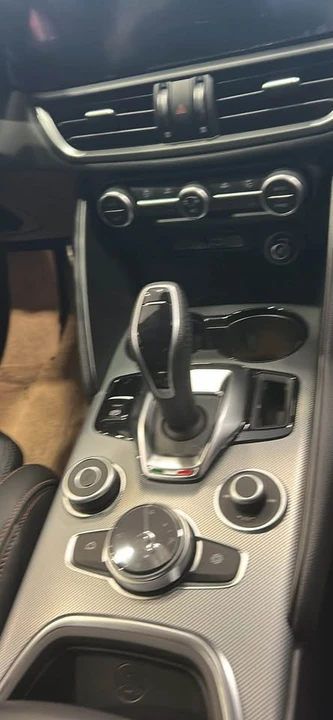 2025 Alfa Romeo Giulia - Image 7 of 8