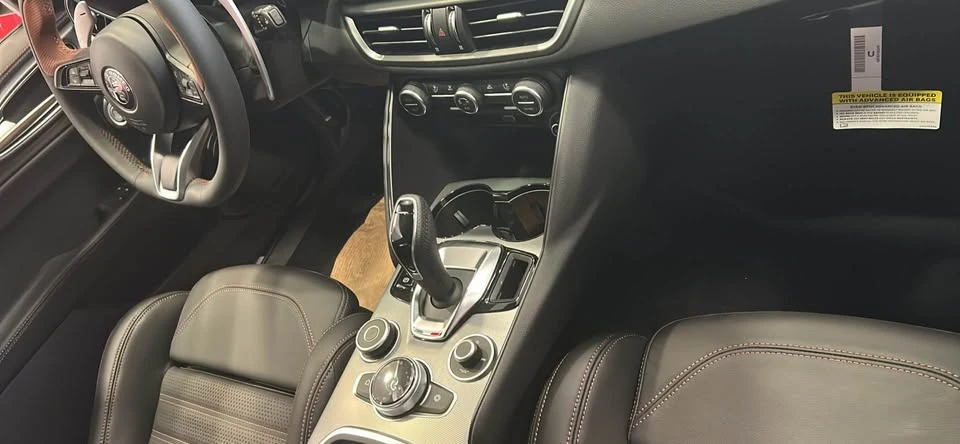 2025 Alfa Romeo Giulia - Image 6 of 8