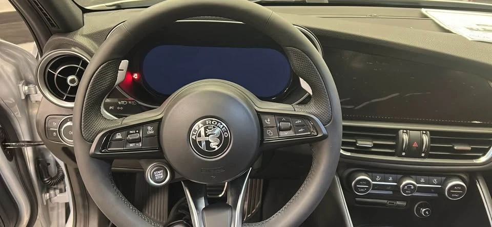 2025 Alfa Romeo Giulia - Image 2 of 9