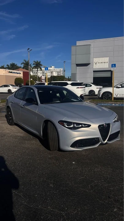 2025 Alfa Romeo Giulia - Image 2 of 7