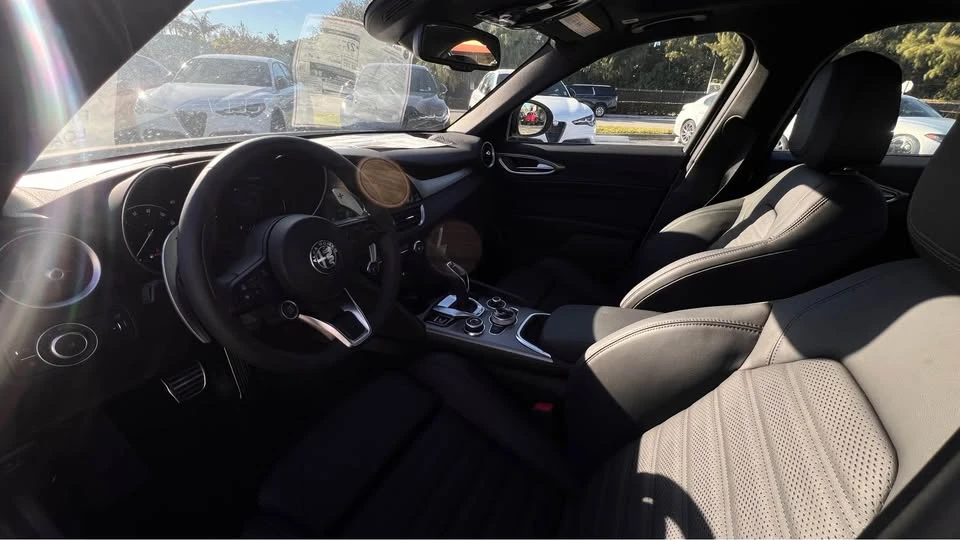 2025 Alfa Romeo Giulia - Image 5 of 7