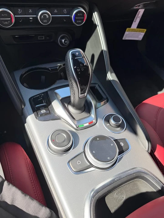 2025 Alfa Romeo Giulia - Image 9 of 10
