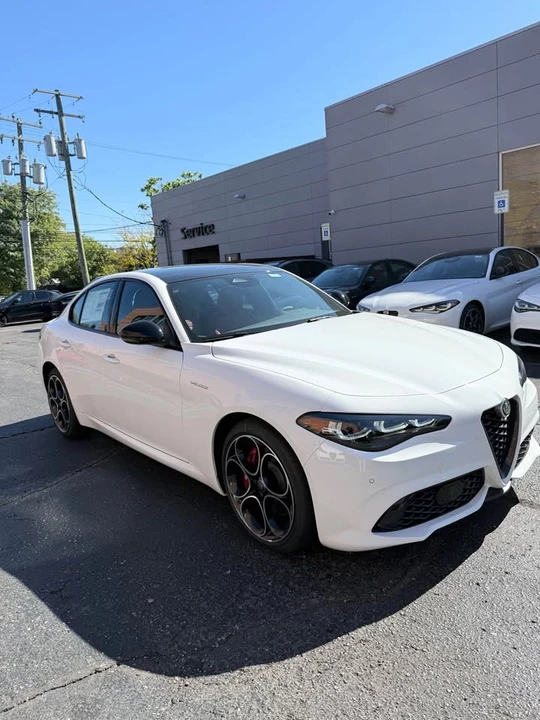 2025 Alfa Romeo Giulia - Image 4 of 10