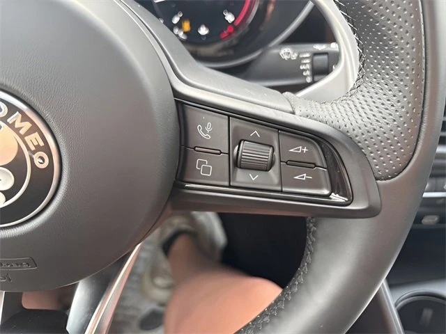2025 Alfa Romeo Giulia - Image 9 of 18
