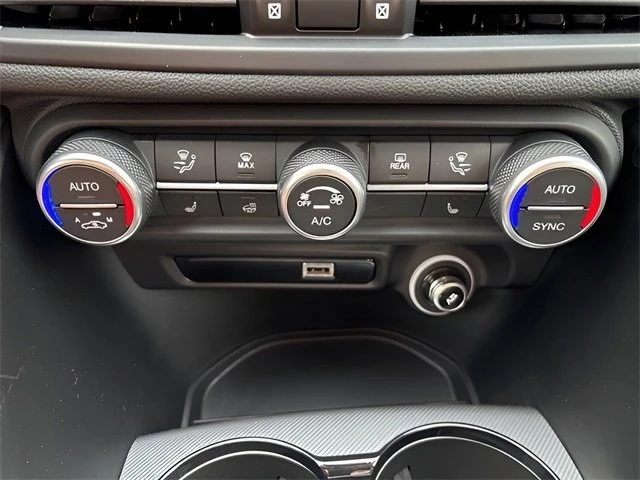 2025 Alfa Romeo Giulia - Image 15 of 18