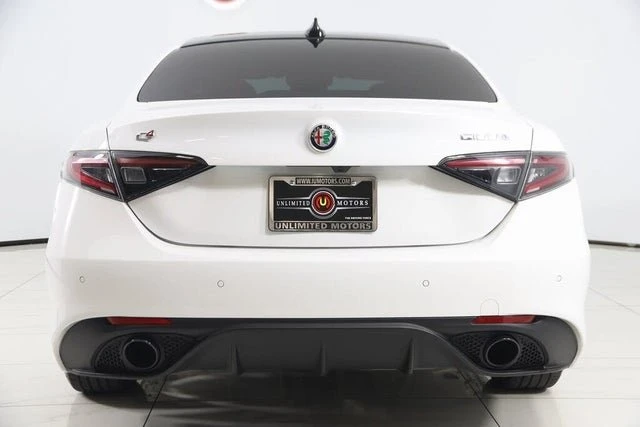 2025 Alfa Romeo Giulia - Image 14 of 19