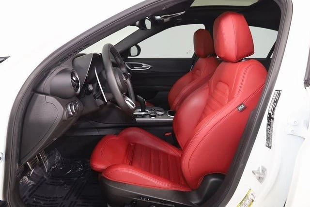 2025 Alfa Romeo Giulia - Image 10 of 19