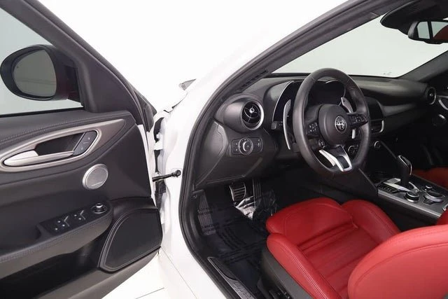 2025 Alfa Romeo Giulia - Image 15 of 19