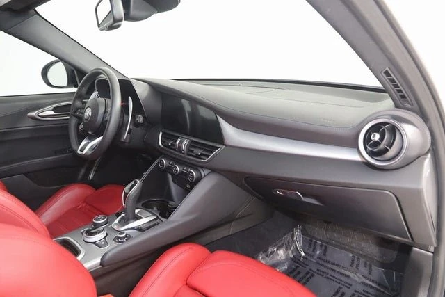2025 Alfa Romeo Giulia - Image 13 of 19